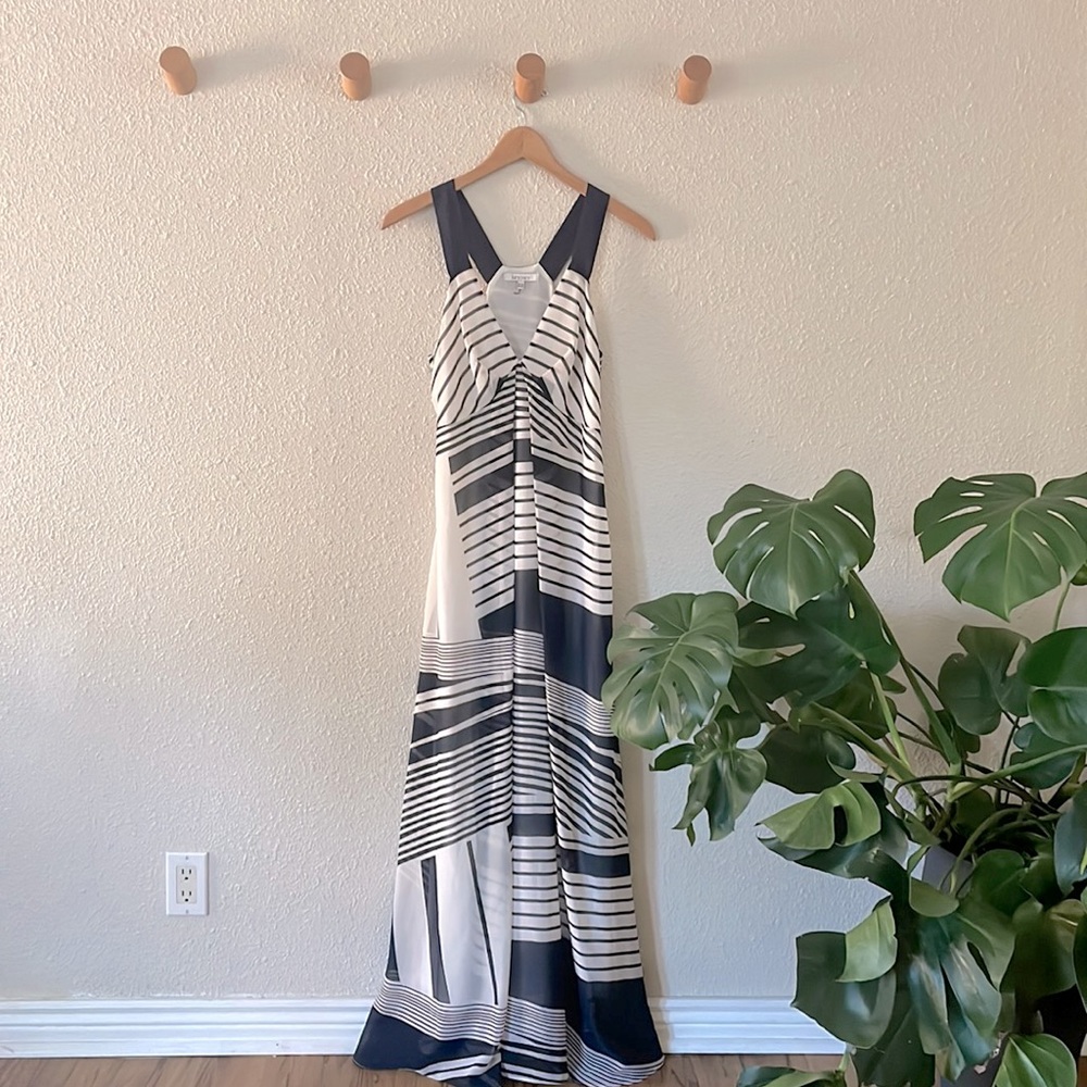 Quite luxury style maxi dress. Lucy Paris, size XS, navy blue and white coloring